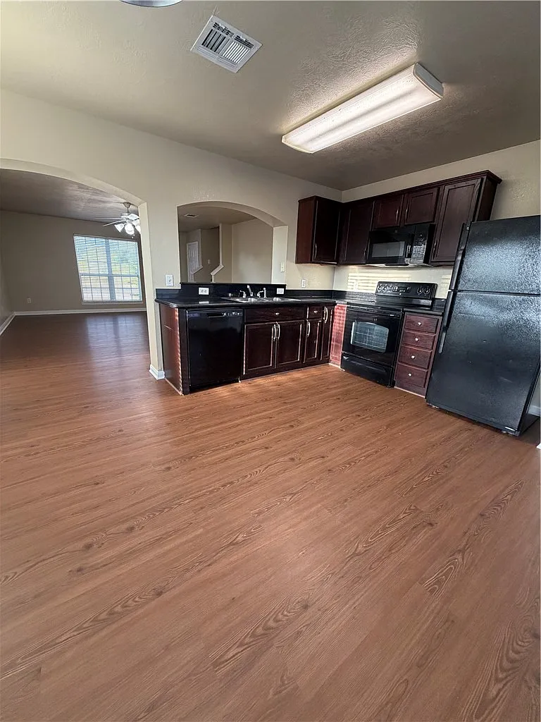 4 bed, 1634 sqft, $1,950 — Photo 4
