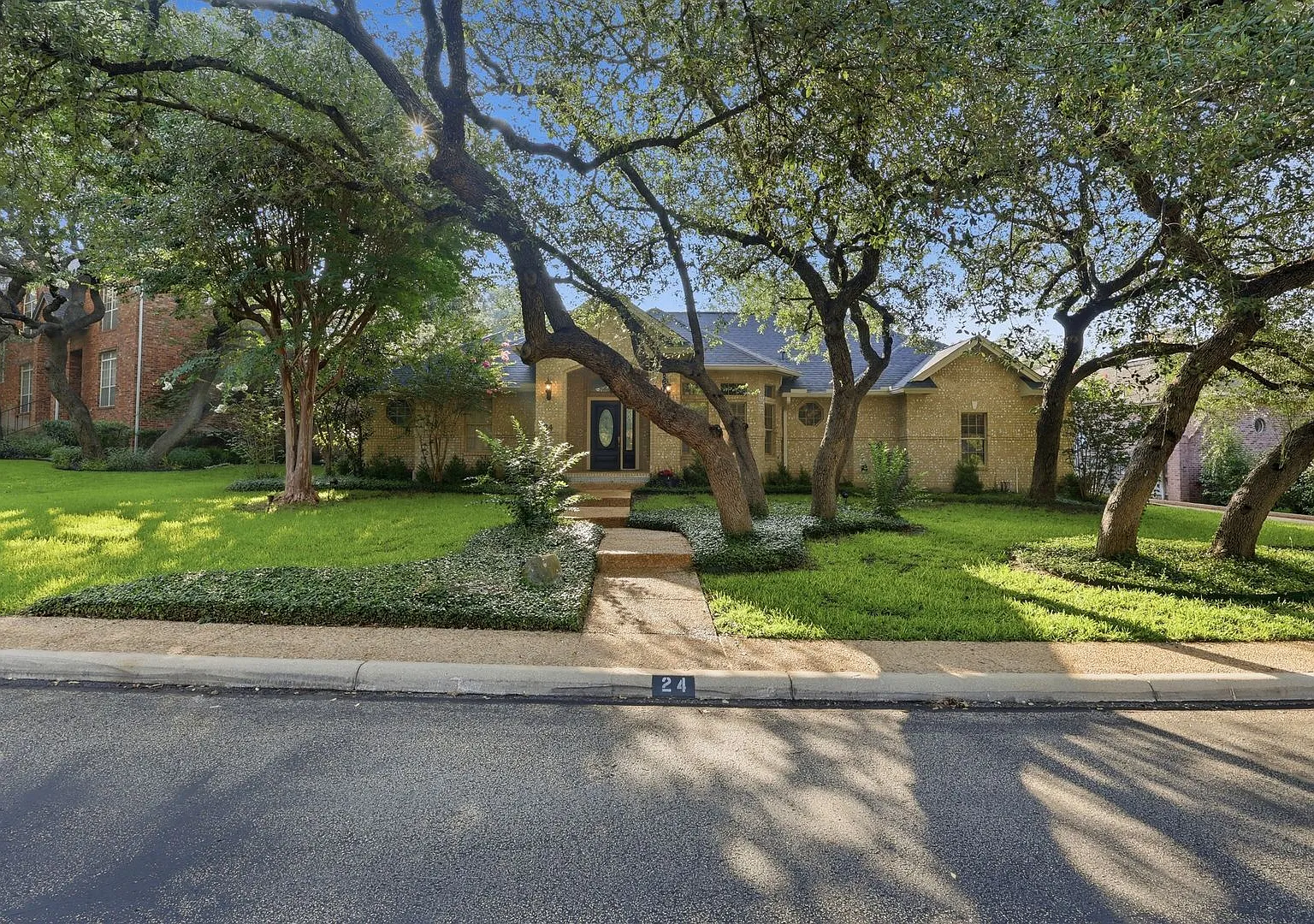 Beautiful Home with Pool! — Photo 2