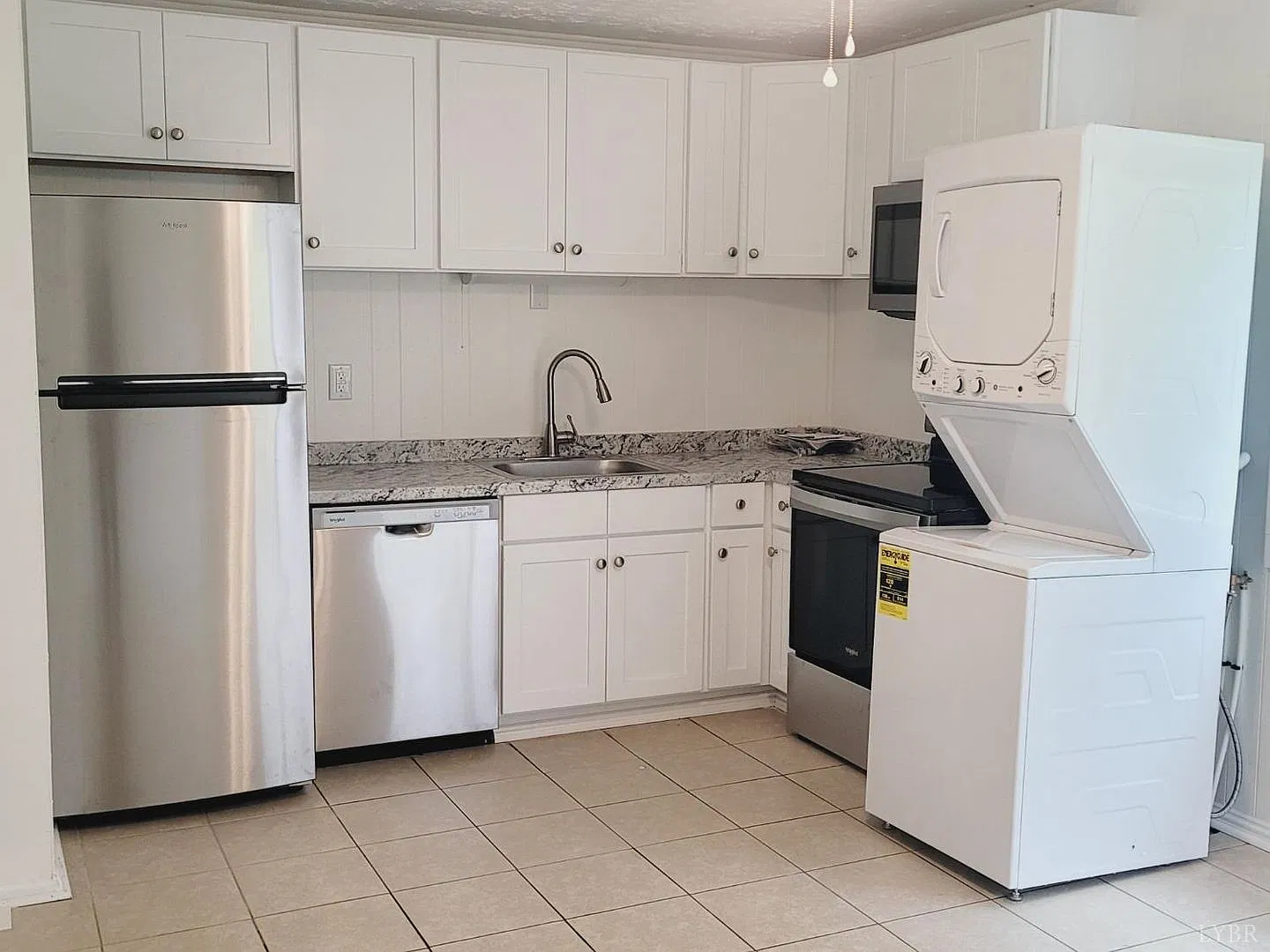 Lovely 3 bedroom, 1 Bathroom House Close to the Downtown — Photo 4