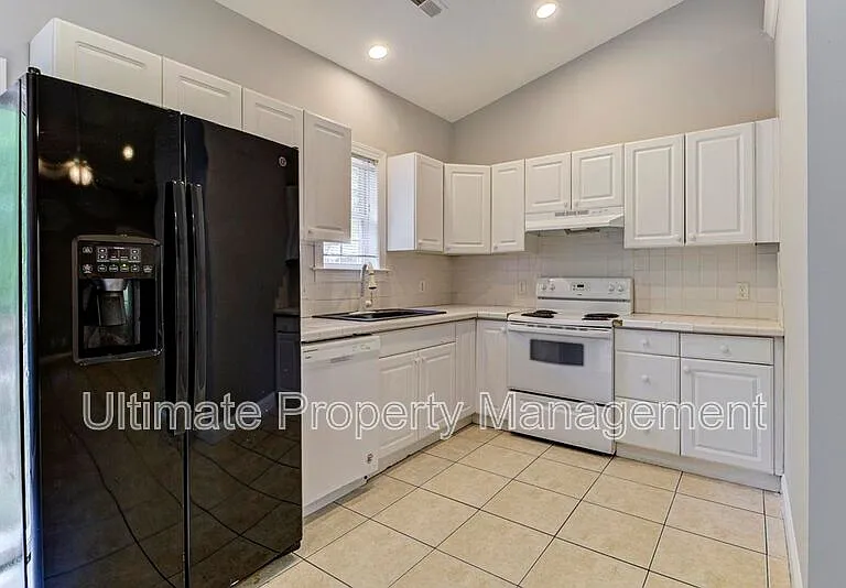220-1 Rose Ave — Photo 6