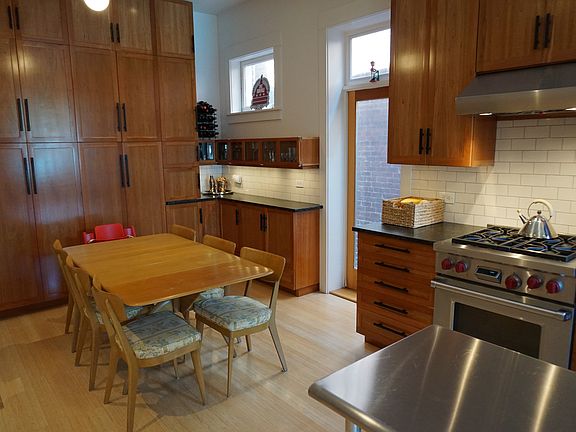 Fully-equipped gourmet eat-in kitchen