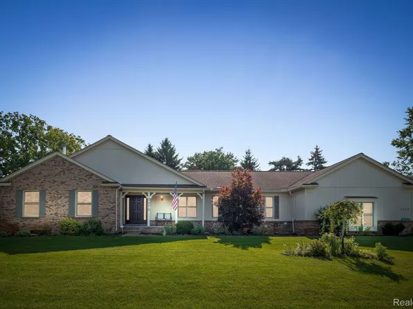 5270 Paula Crest Dr, Commerce Township, MI 48382