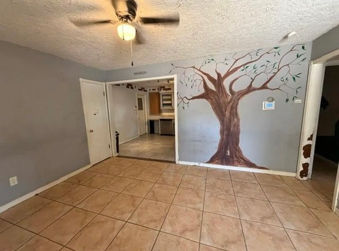 3 bed, 858 sqft, $1,300 — Photo 3