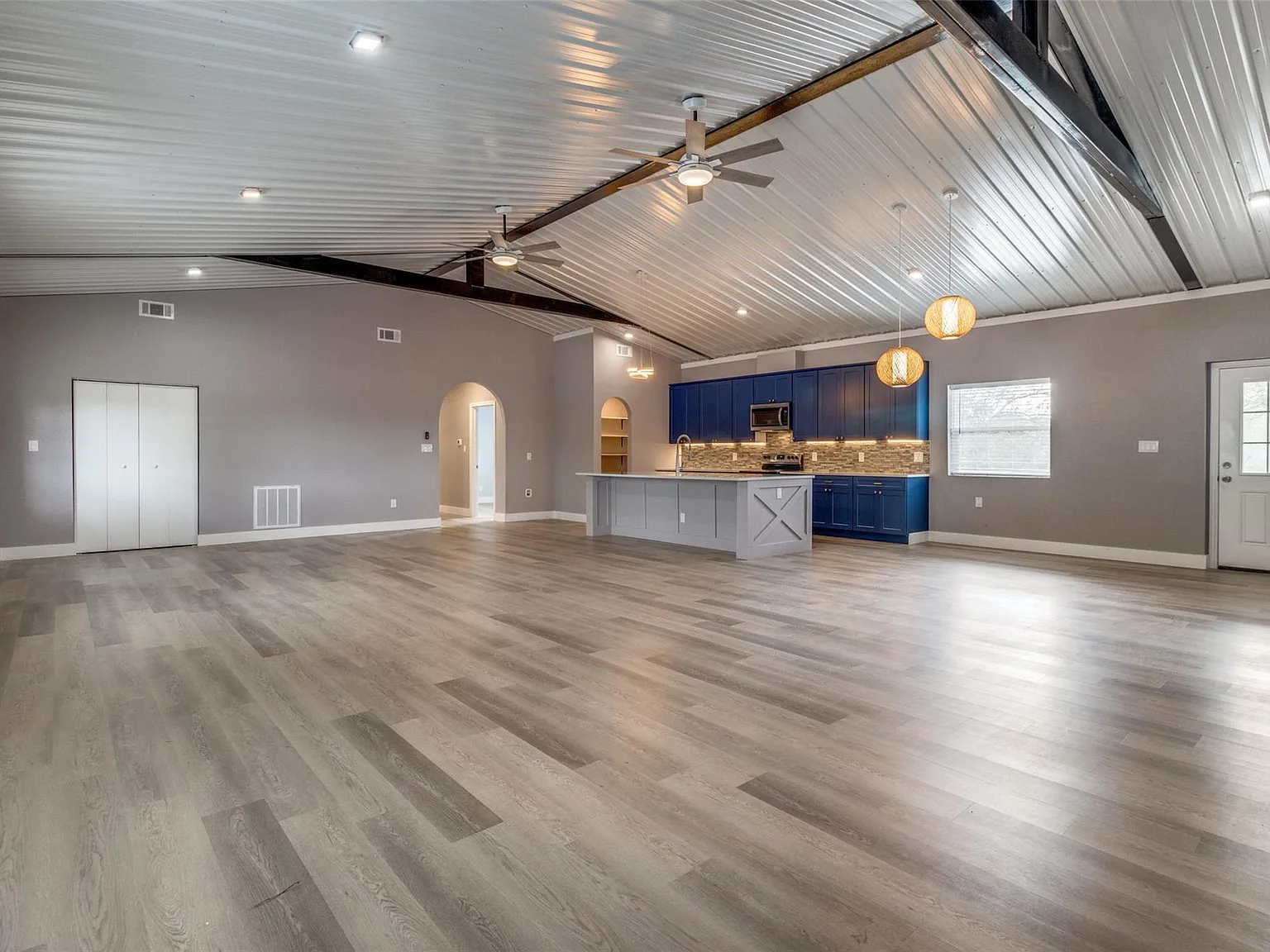 5 bed, 2816 sqft, $2,999 — Photo 2