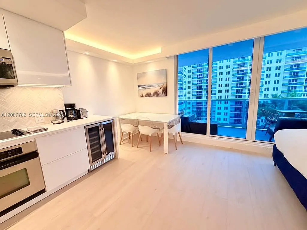 Roney Palace Condo — Photo 3