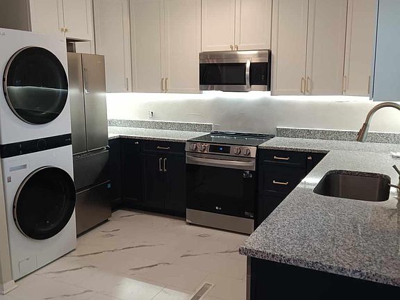 2nd image of 390 E Pall Mall St