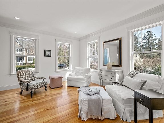 2nd image of 8 Lake St