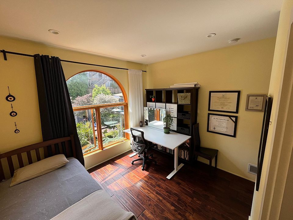 2nd bedroom with garden views - twin bed