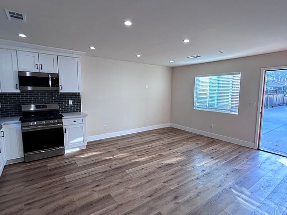 3rd image of 5716 Tobias Ave