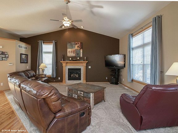 4th image of 300 NE Carefree Ln
