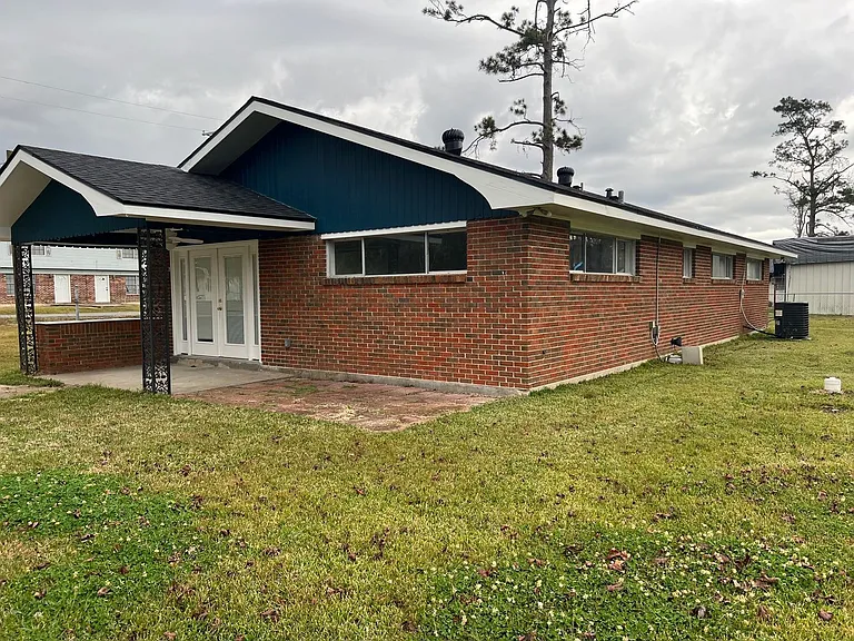 909 Green Rd — Photo 5
