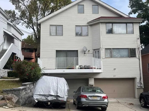 233 Myrtle Ave, Fort Lee, NJ 07024