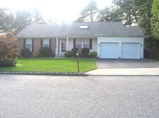 16 Chardonnay Dr, Coram, NY 11727