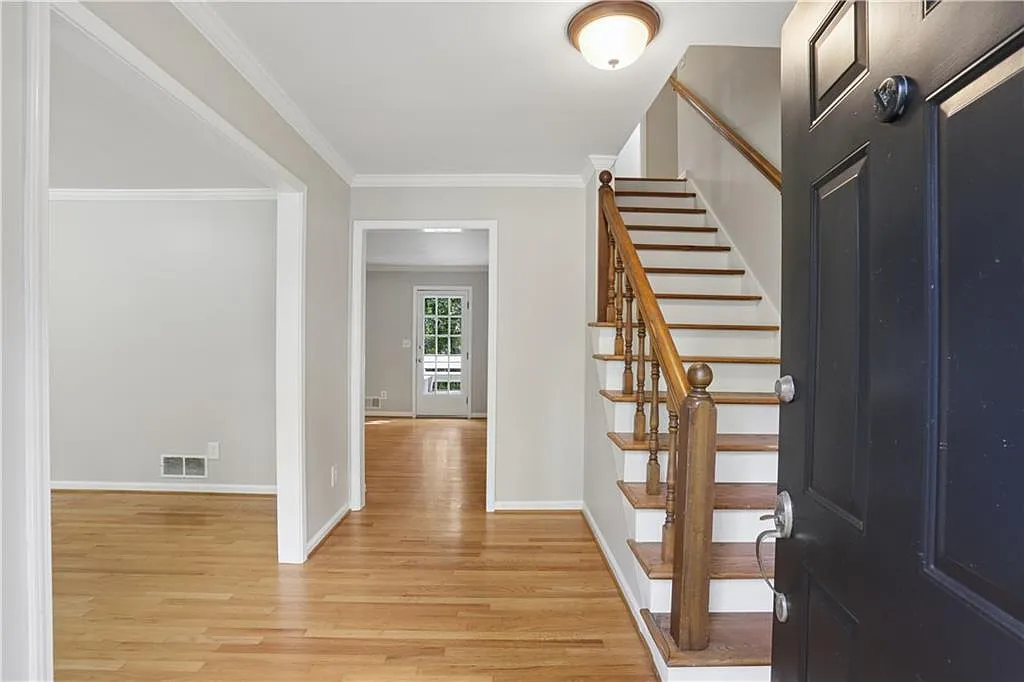 5 bed, 3.5 bath, 2530 sqft, $3,500 — Photo 3