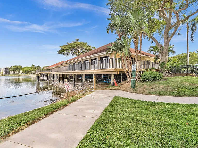 109 Lake Emerald Dr #108 — Photo 37