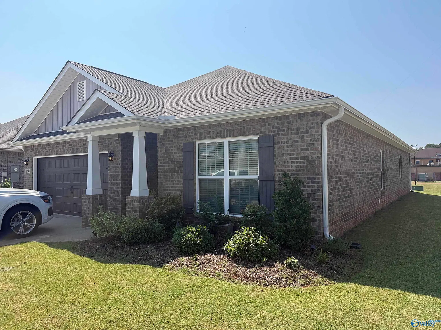 4 bed, 3.0 bath, 1964 sqft, $2,300 — Photo 2