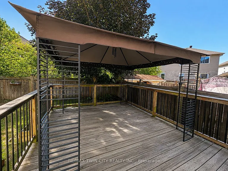 72 Newcastle Dr — Photo 33