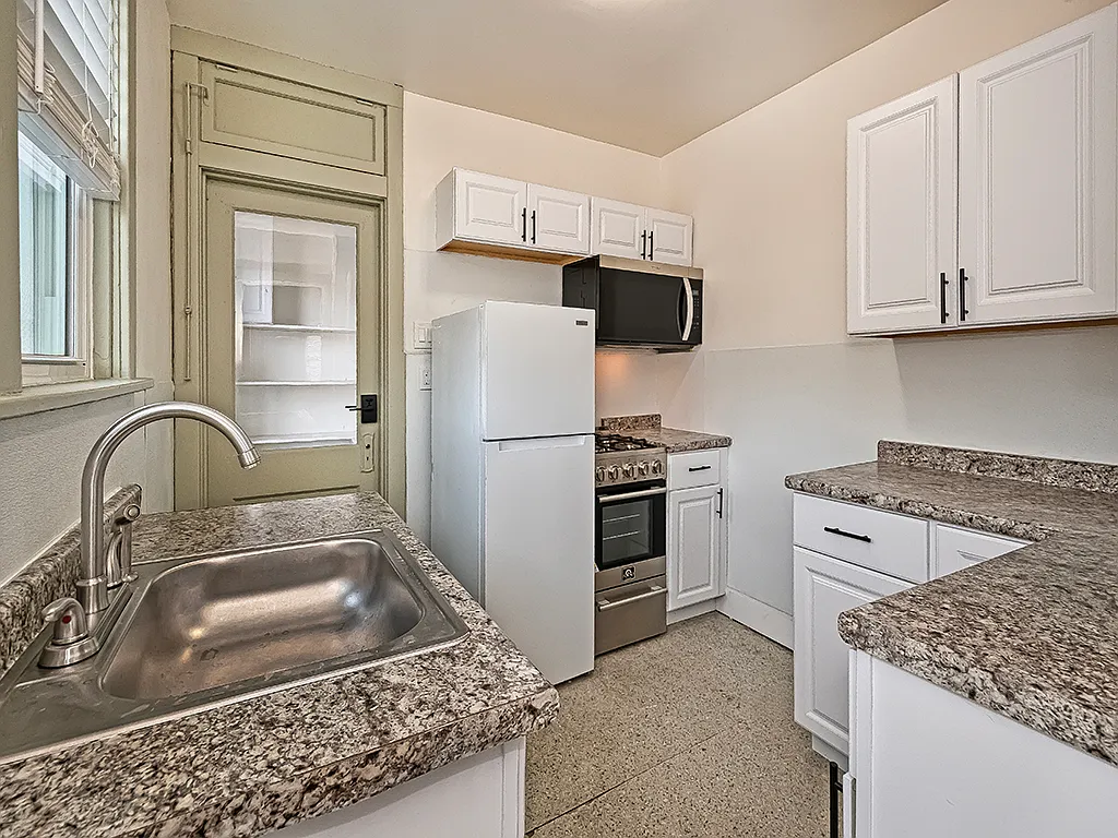 Building Photo - 101 Shady Dr W #2