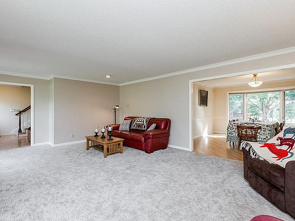 3rd image of 5879 Hawthorn Ct