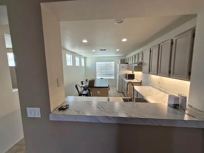 4 bed, 1871 sqft, $3,500 — Photo 4