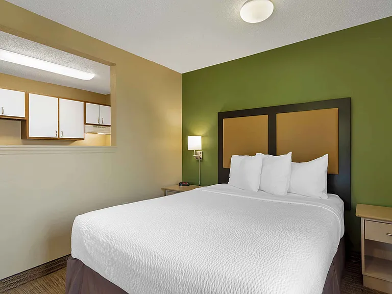 Deluxe Studio - 1 Queen Bed