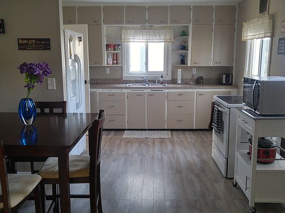 Fridge & stove included!