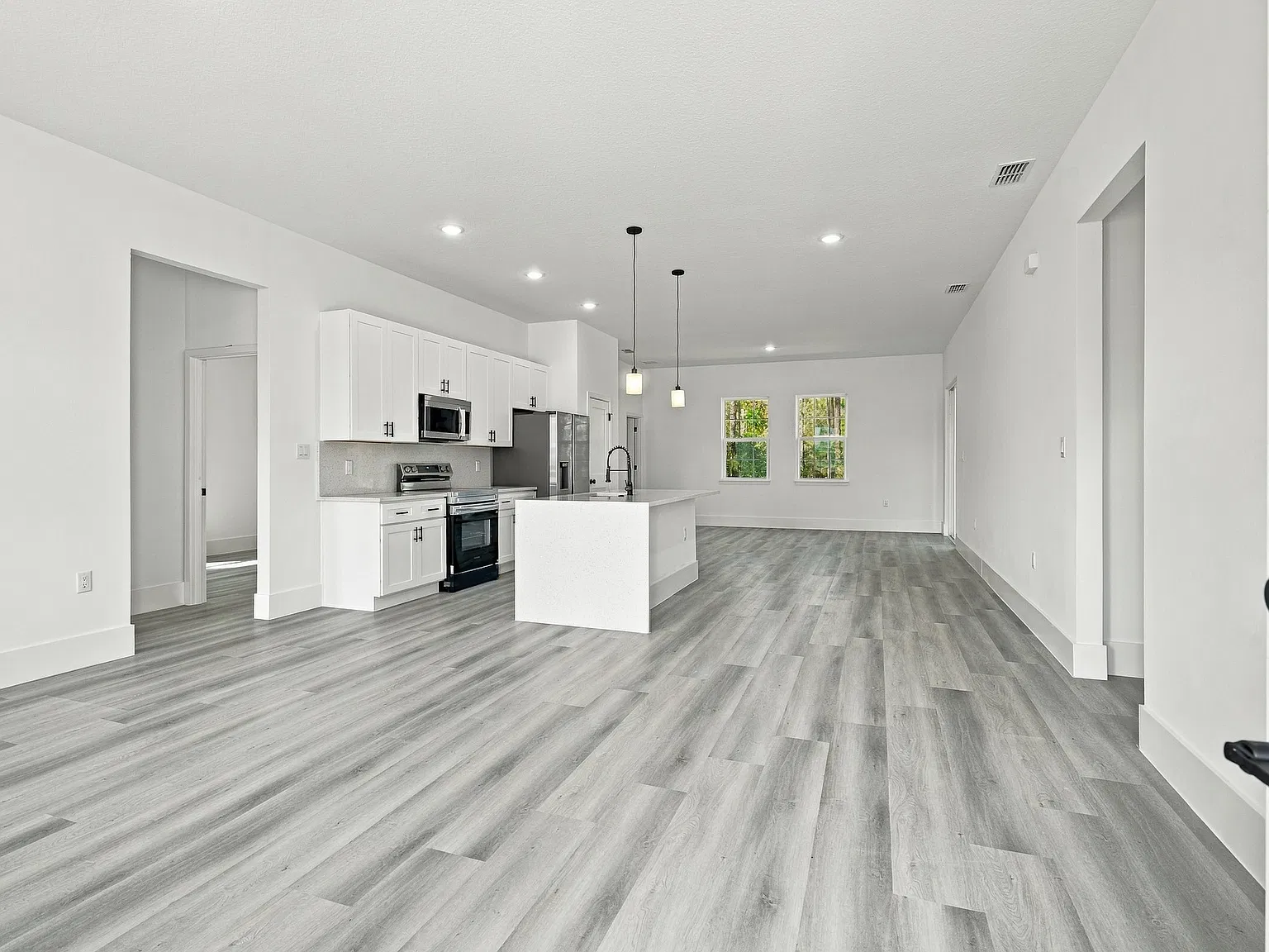 4 bed, 1896 sqft, $2,200 — Photo 2