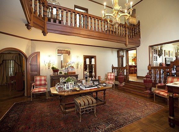 Grand Entry / Original staircase