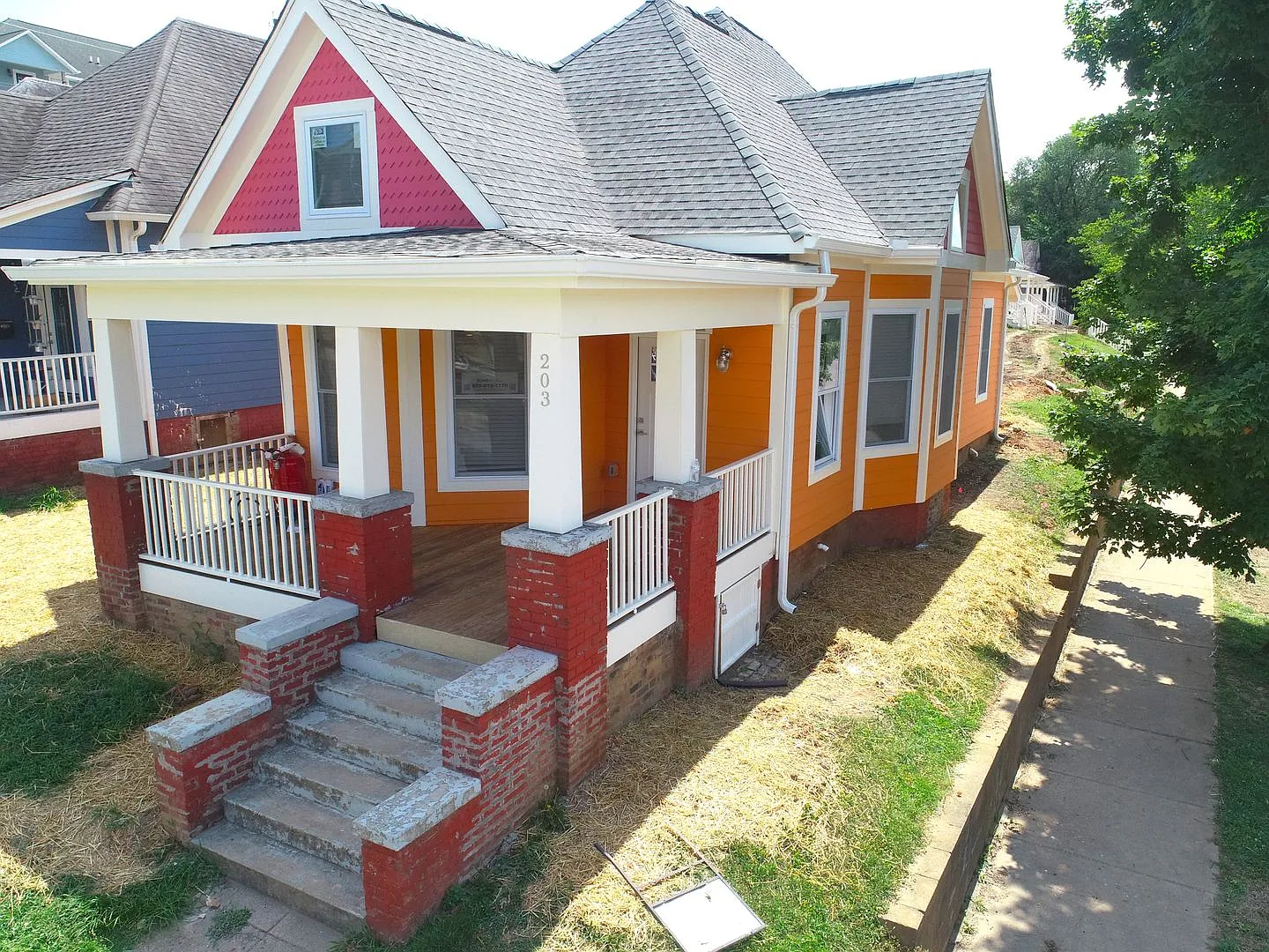 Waitlist for Aug2027Jul2028 Now Open! |5BR/3BA Cottage Near UTK | Walkable Fort Sanders Location — Photo 2