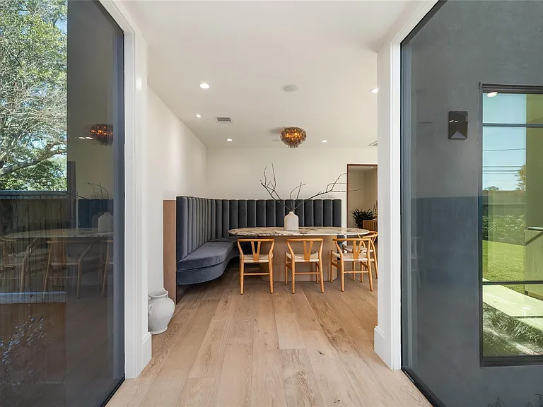 419 W 30th St — Photo 9