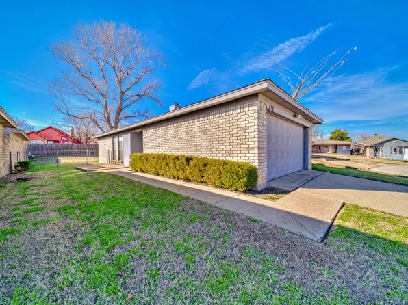 210 Lone Pine Ct, Fort Worth, TX 76108