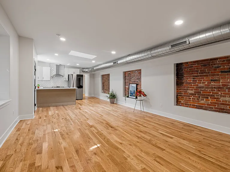 1629 E Eyre St — Photo 23