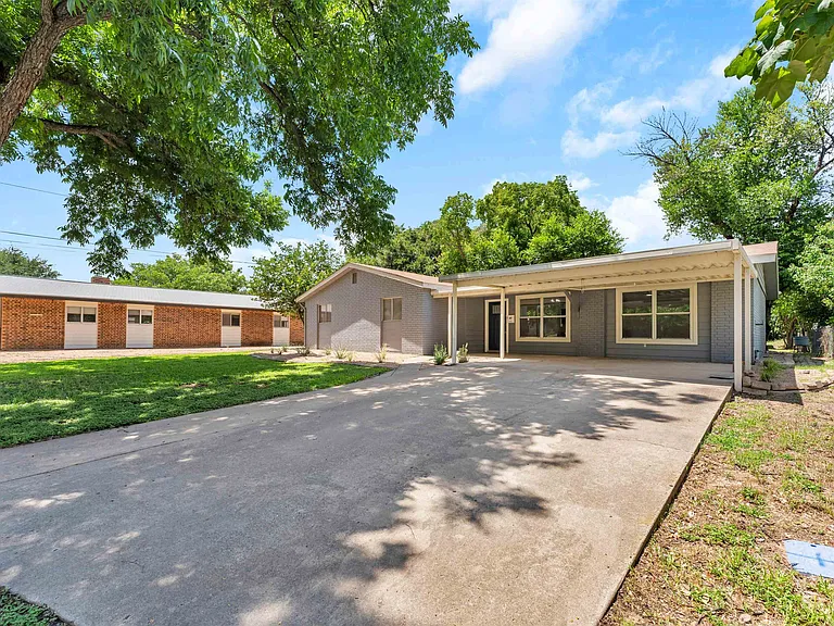 1803 Bluebonnet Ln — Photo 4