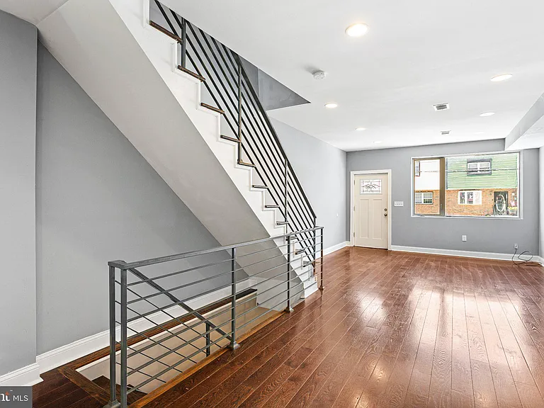 2209 E Huntingdon St — Photo 3