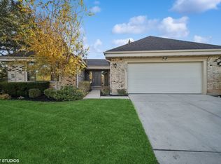 2501 Burgundy Ln, Northbrook, IL 60062