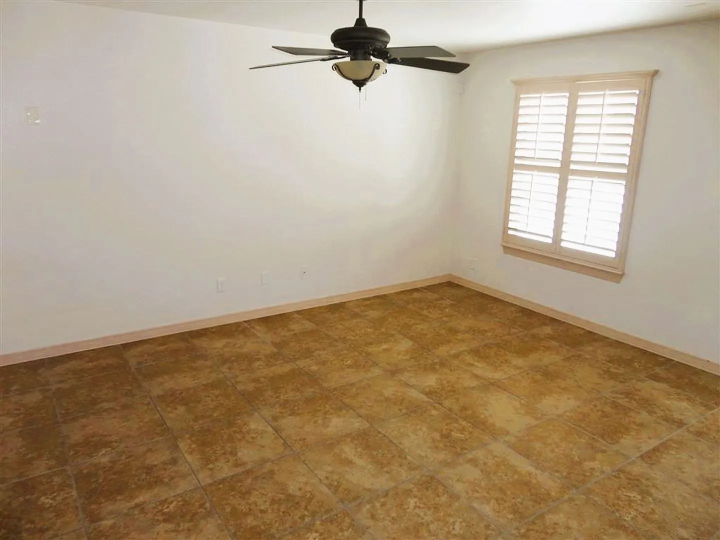 Dazzling Eastside Home With Refrigerated Air Situated On Large Cul De Sac Lot In Quiet Neighborhood — Photo 2