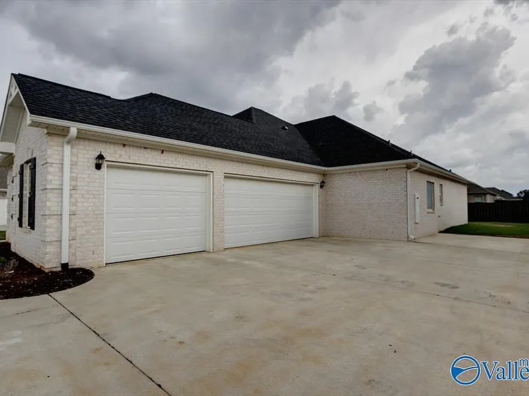 26415 Birkshire Ln — Photo 32