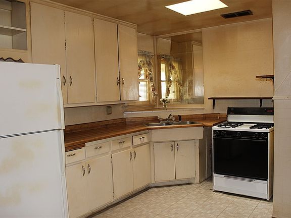 2nd image of 1213 E Alameda St
