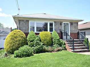 205 White Rd, Mineola, NY 11501