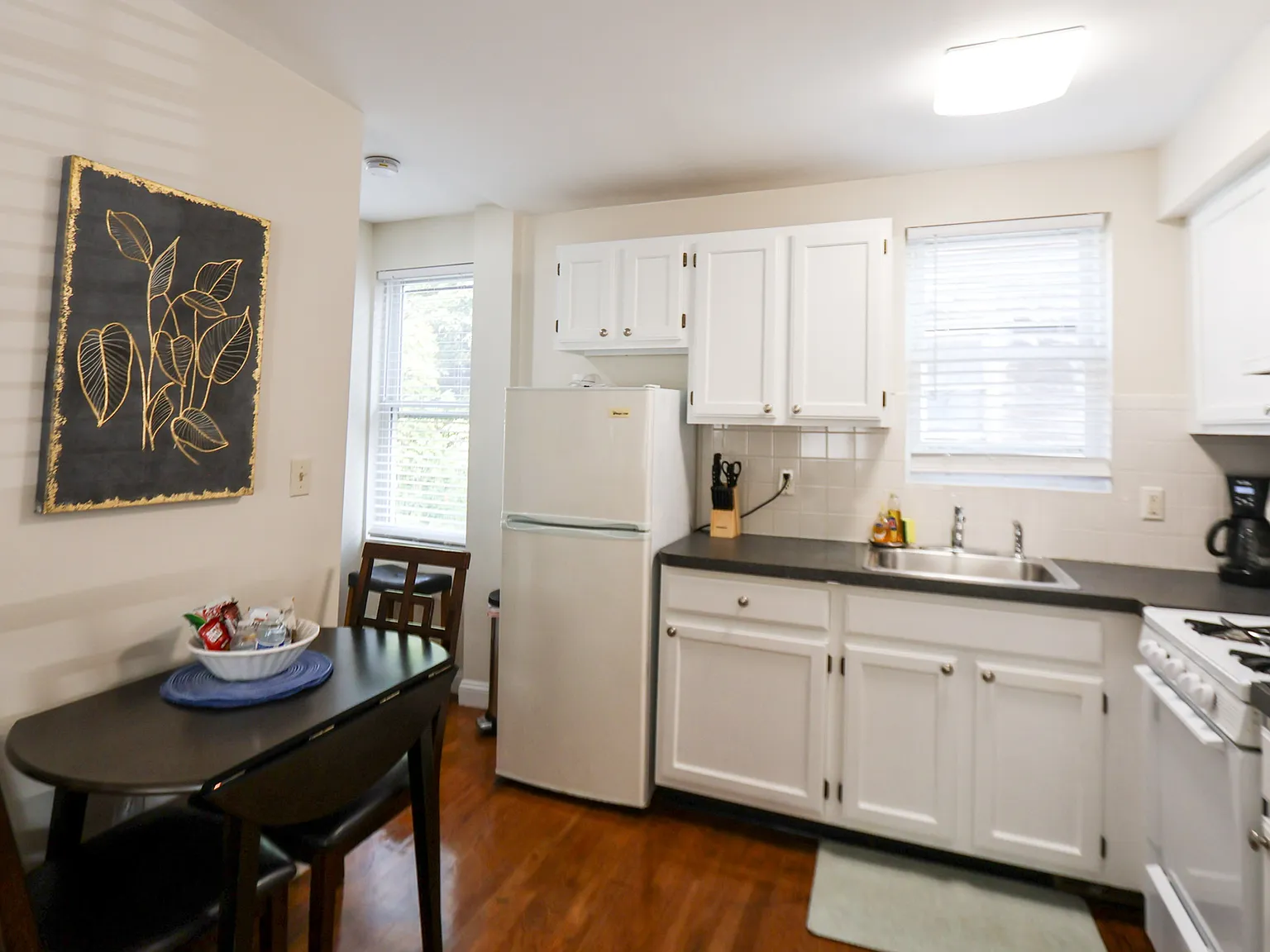 2 bed, 1.5 bath, 900 sqft, $6,825 — Photo 3