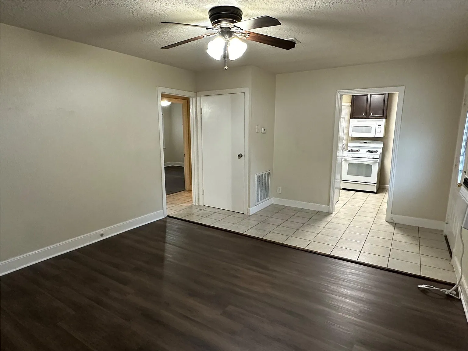 2 bed, 1.0 bath, 784 sqft, $1,095 — Photo 4