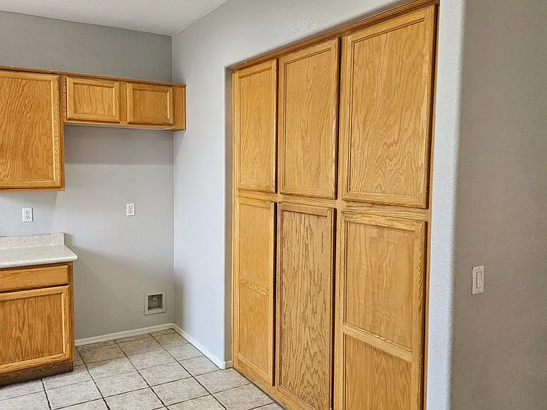 931 E Sherri Dr — Photo 6