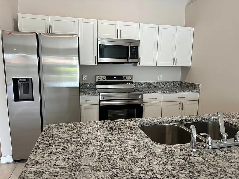 606 SE 8th St #606 — Photo 13
