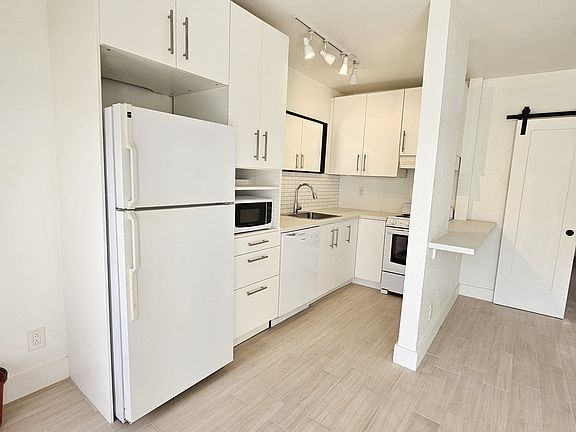 3rd image of 1354 Bayview Dr APT E