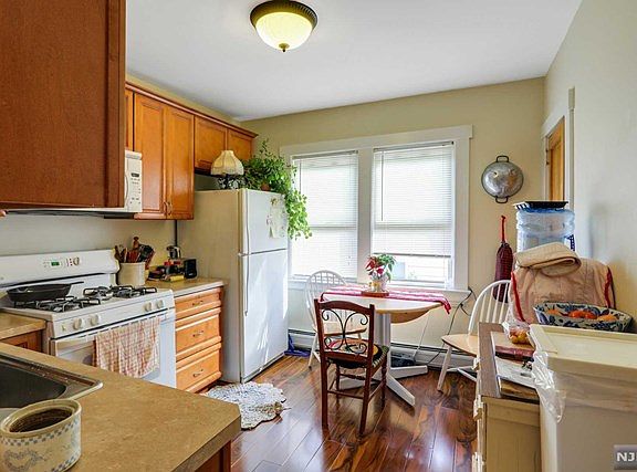 5th image of 21 Broughton Ave Floor 2
