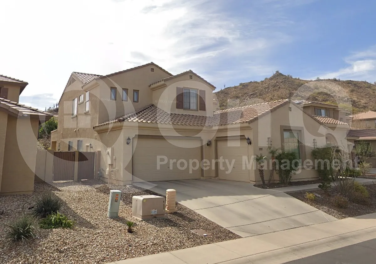 5 bed, 3.5 bath, 3735 sqft, $3,299 — Photo 2