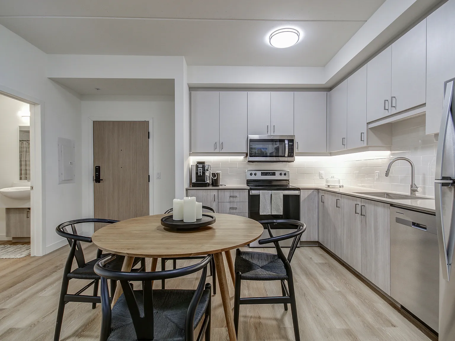 2 bed, 2.0 bath, 895 sqft, $2,724 — Photo 4