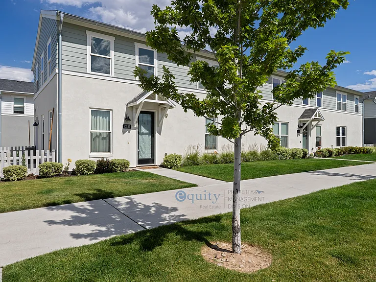 10539 S Liv Way — Photo 2