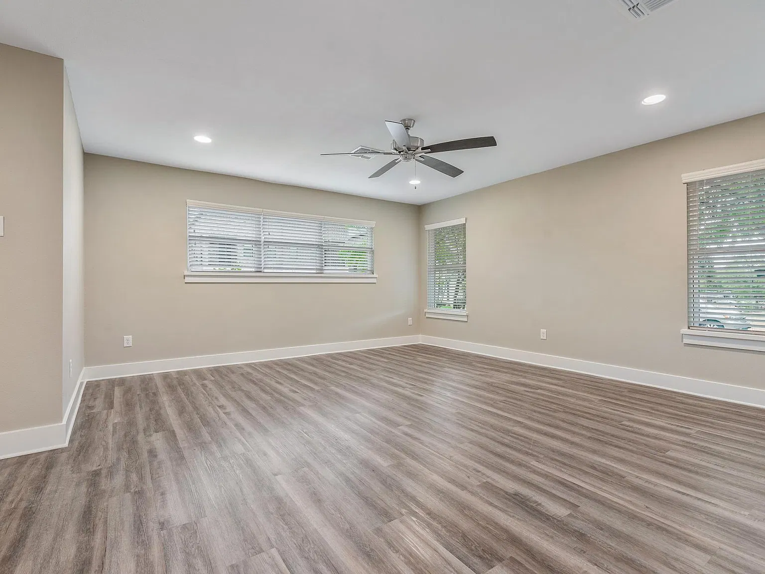 4100 Oaklawn St — Photo 3