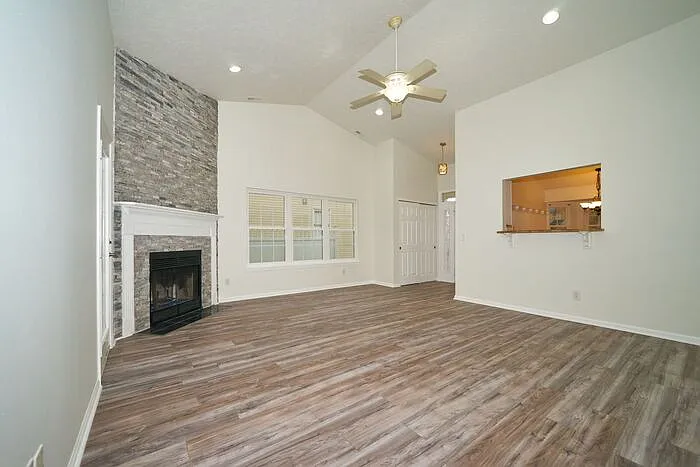 3 bed, 2.0 bath, 1294 sqft, $2,150 — Photo 4